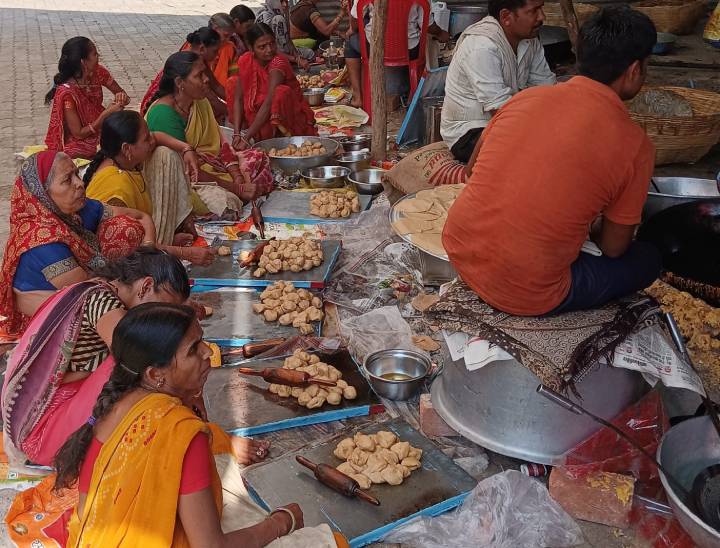 भंडारा प्रसादी के लिए पूड़ी बनाती महिलाएं।