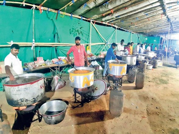 कार्यकर्ताओं के लिए बन रहा भाेजन तो प्रशासन करा रहा बैरिकेडिंग - Dainik Bhaskar