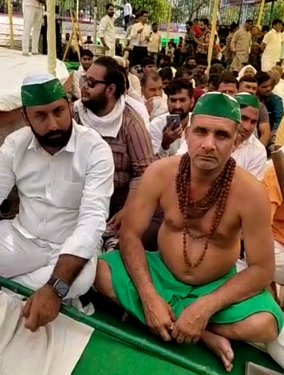 भारतीय किसान यूनियन के कार्यकर्ता भी सचिन पायलट के अनशन में शामिल हुए।