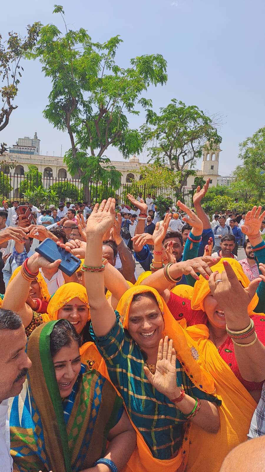 पायलट के अनशन में महिला समर्थक भी थीं।