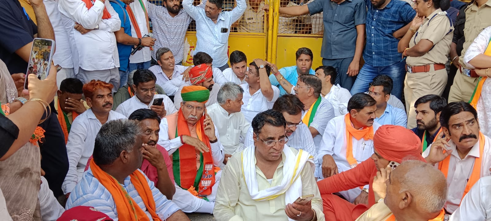 बीजेपी के वरिष्ट नेता अर्जुनराम मेघवाल, महामंत्री भजनलाल, पूर्व मंत्री हेम सिंह, सांसद बालकनाथ सहित कई बड़े नेता धरने पर बैठ गए और कार्रवाई करने की मांग करने लगे।