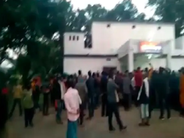 ग्रामीणों ने थाने में जाकर विरोध प्रदर्शन किया था।