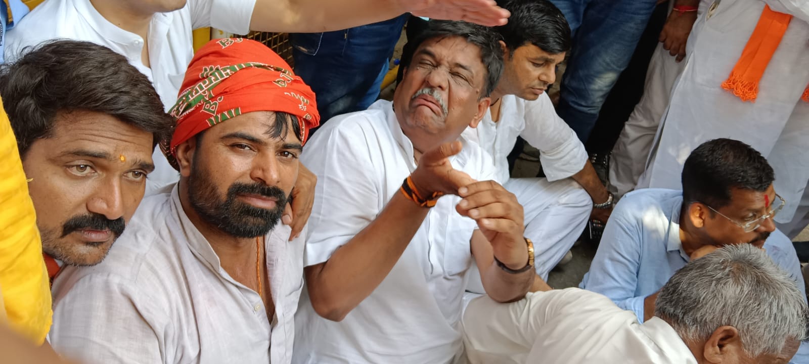 जवानों की ओर से हुए लाठी चार्ज में संजय शर्मा के हाथ में भी चोट लगी है। इसके बाद पदाधिकारी और कार्यकर्ता धरने पर बैठ गए।