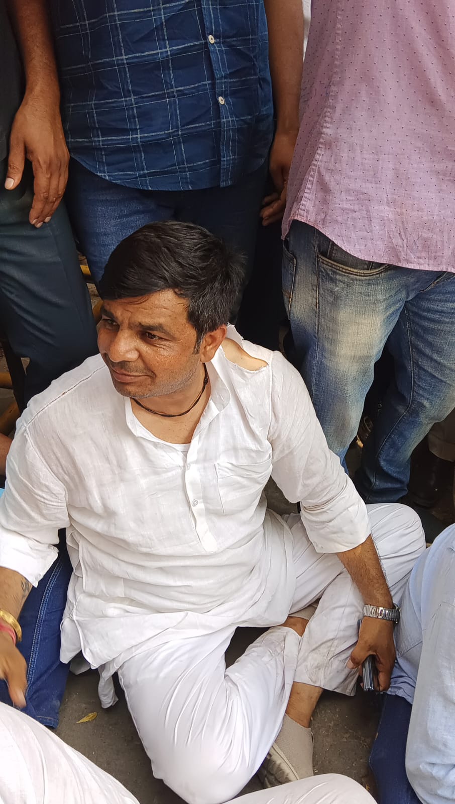 भिवाड़ी नगर परिषद के पूर्व चेयरमैन संदीप दायमा का कुर्ता भी फट गया।