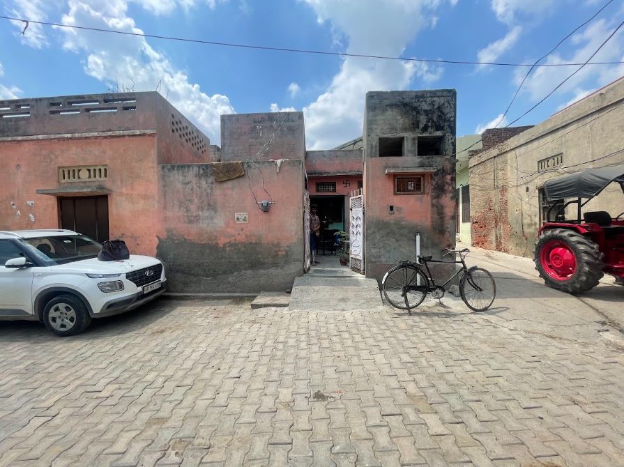 धनाना गांव में नीतू का घर। ये दिखने में जरूर बड़ा लगता है, लेकिन इसमें दो ही कमरे हैं। इसी घर में नीतू के दादा-दादी, माता-पिता, नीतू और उनका भाई अक्षित रहते हैं। एक बहन शिमला में रहती हैं।