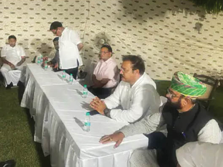 सितंबर 2022 में गहलोत कैंप के विधायकों ने संख्या बल दिखाया था और एक साथ इस्तीफे दे दिए थे, हालांकि बाद में इस्तीफे वापस भी ले लिए।