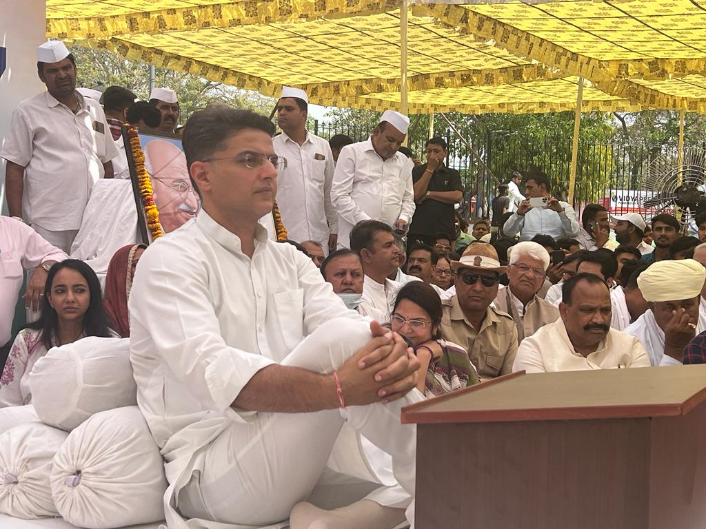 11 अप्रैल को सचिन पायलट जयपुर में 5 घंटे के लिए अनशन पर बैठे थे।