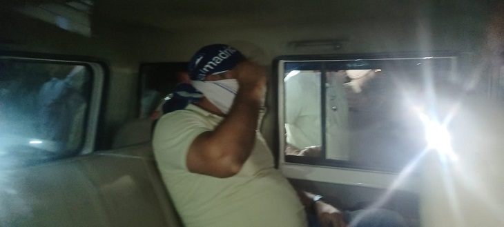 SHO को पकड़कर थाने ले जाती पुलिस।