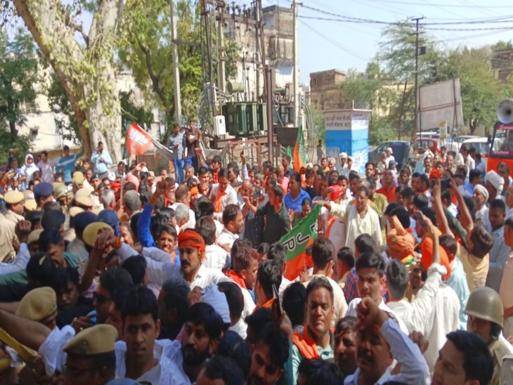 कंपनी बाग में सभा होने के बाद कलेक्ट्रेट के बाहर प्रदर्शन करते बीजेपी पदाधिकारी।