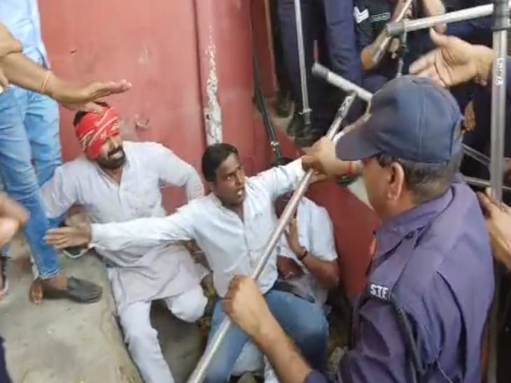 लाठी चार्ज में जब शहर विधायक नीचे गिर गए तो कार्यकर्ता उन्हें बचाने के लिए आगे आए।