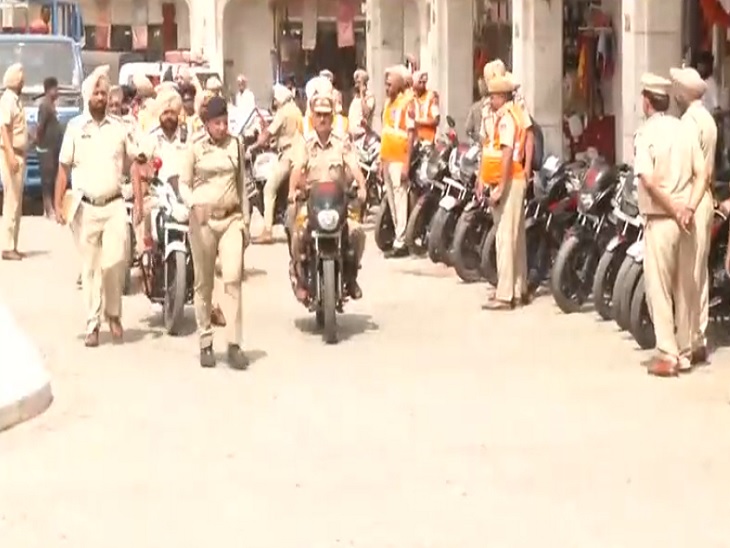 श्री अमृतसर में गोल्डन टेंपल के पास गश्त करते पुलिस कर्मचारी।