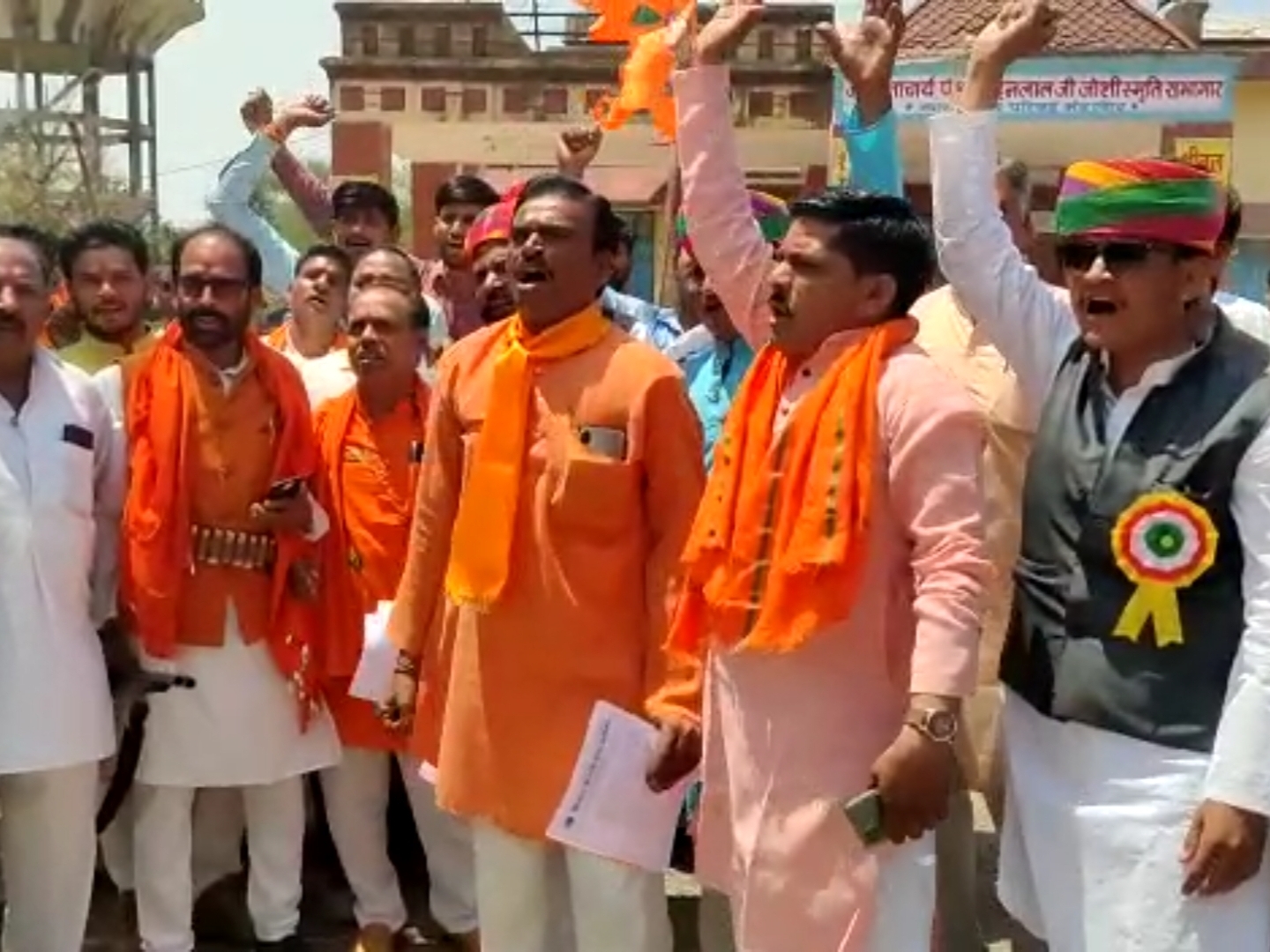 मंदिर की जमीन पुजारियों के नाम करने और वेतन देने की मांग Demand to