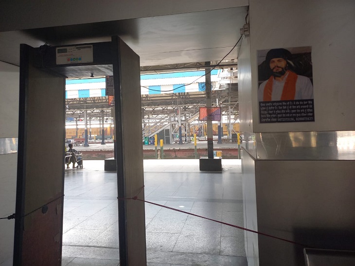 अमृतसर रेलवे स्टेशन पर लगाए गए अमृतपाल सिंह के पोस्टर।