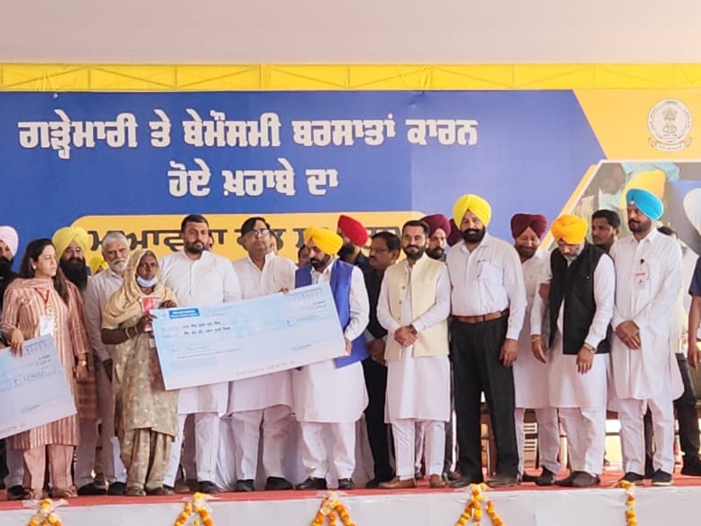 पंजाब CM ने बांटे मुआवजा राशि के चैक, फाजिल्का में किसानों को दिए 6 करोड़ 2 किसानों को मुआवजा राशि के चैक बांटते मुख्यमंत्री भगवंत मान।