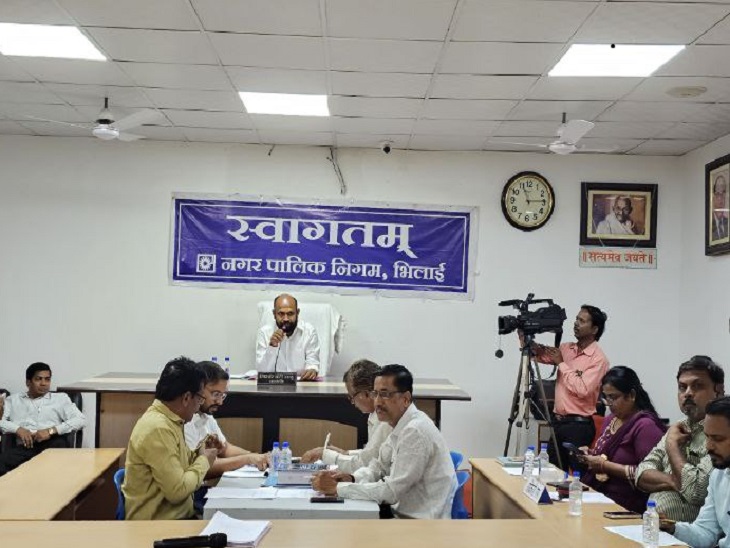 सामान्य सभा में पार्षदों की बात सुनते सभापति