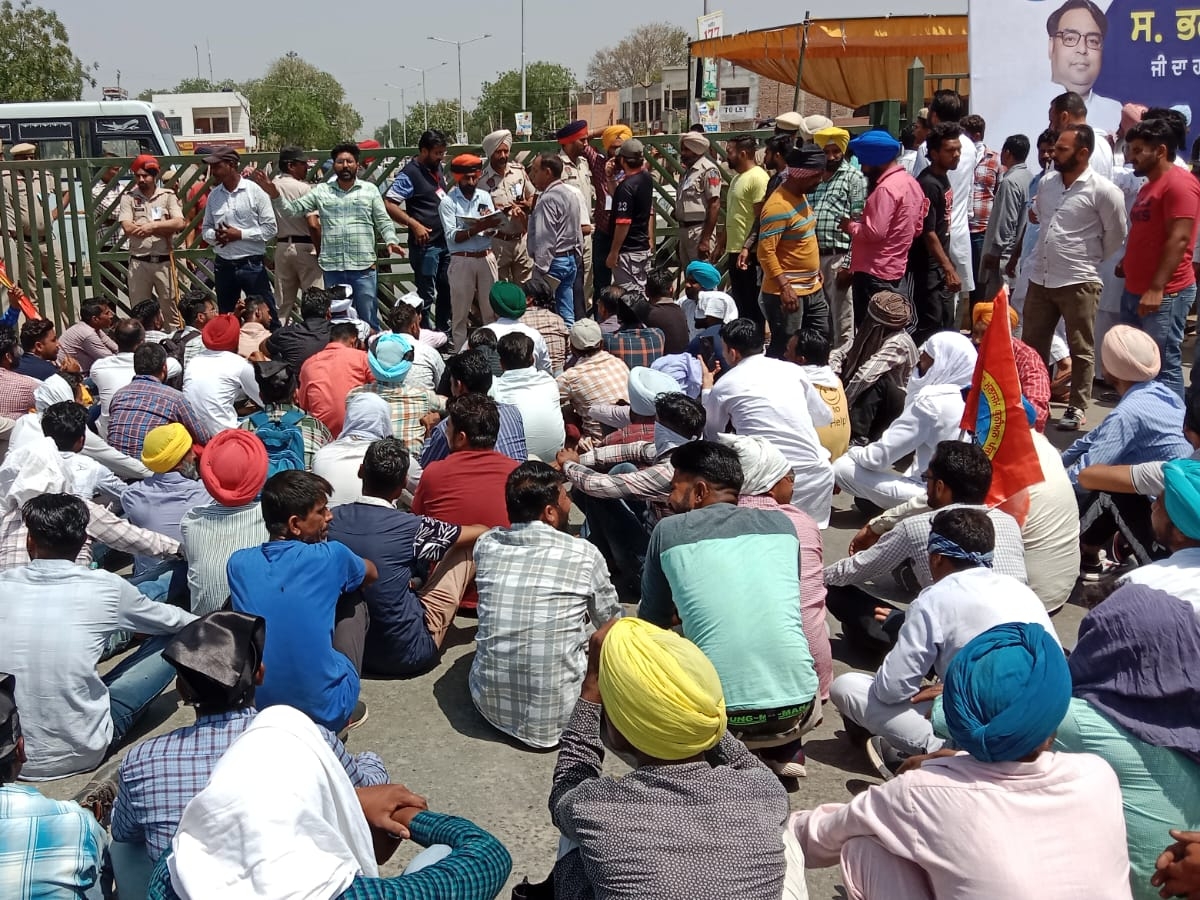 आउटसोर्स कर्मियों का प्रदर्शन: CM मान को काले झंडे दिखाकर जताया रोष 2 मुख्यमंत्री रैली स्थल के बाहर रोष प्रदर्शन करते हुए आउटसोर्स कर्मचारी।