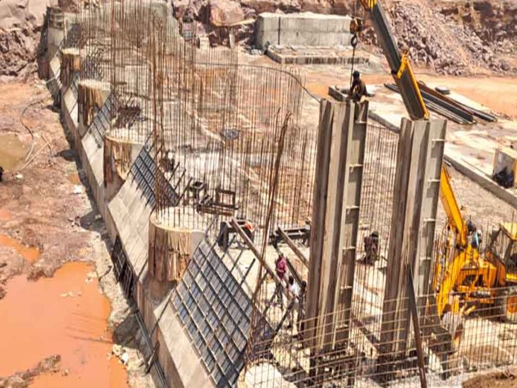 5 channel gates are being installed in the overflow area from 24 crores ...