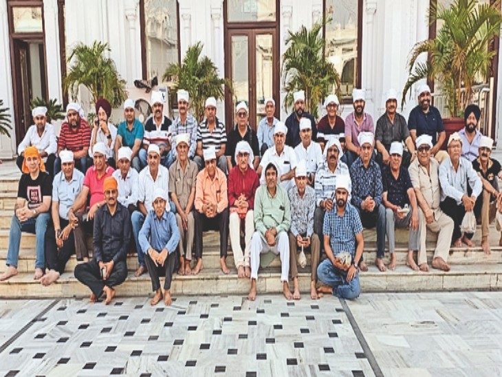 खेल उद्योग संघ के सदस्य धार्मिक यात्रा करते हुए। - Dainik Bhaskar