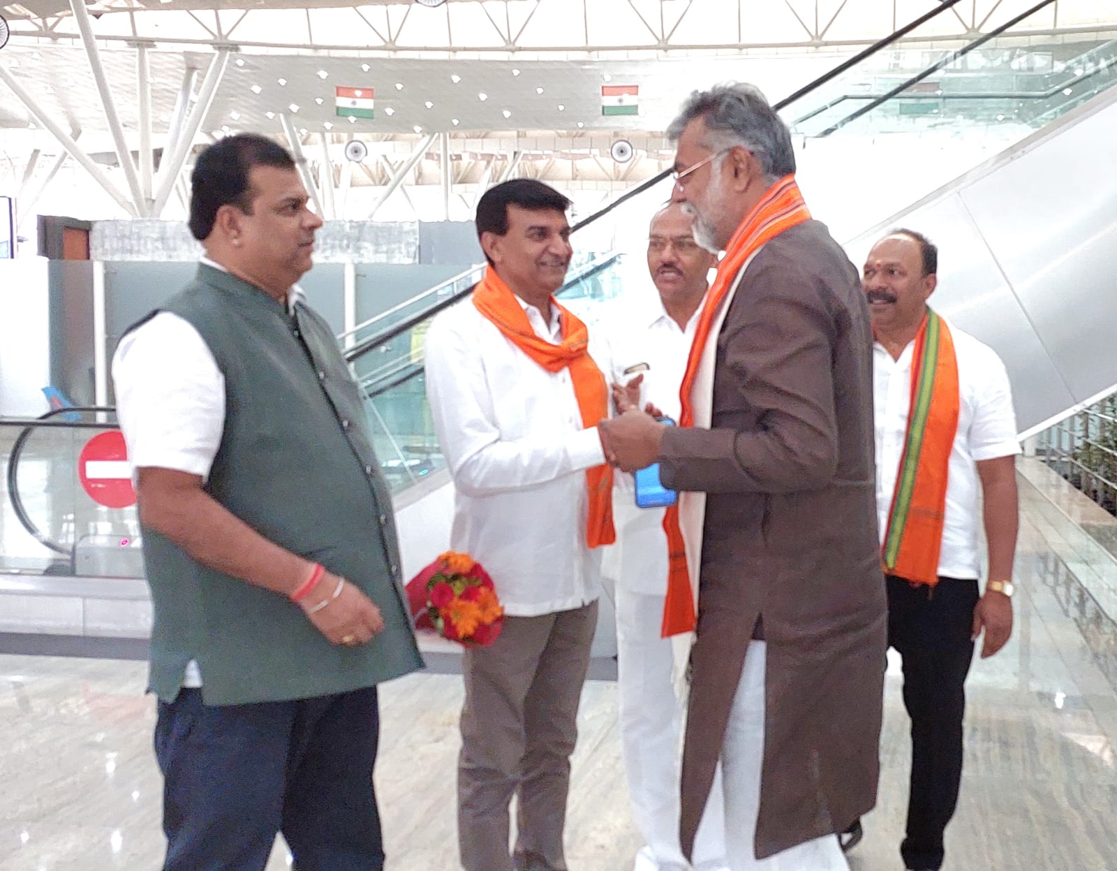 एयरपोर्ट पर भाजपा के जिला अध्यक्ष जयंती पटेल, उपाध्यक्ष ललित जैसिंघ ने केंद्रीय मंत्री का स्वागत किया।