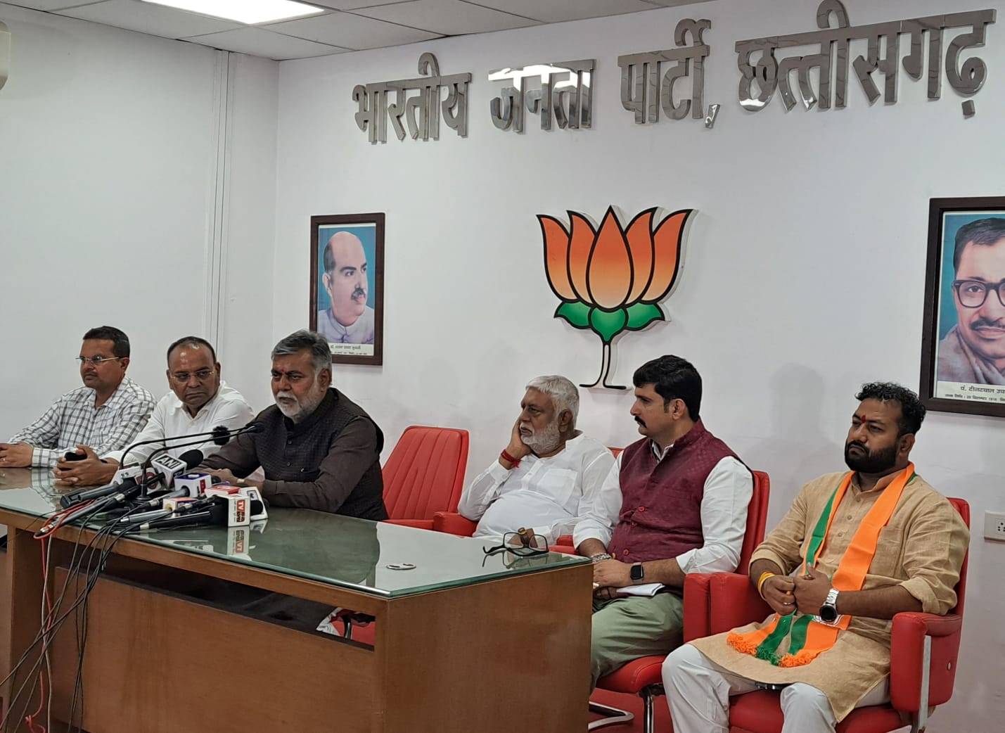 प्रदेश भाजपा कार्यालय में मीडिया के सवालों का जवाब देते हुए केंद्रीय मंत्री प्रहलाद।