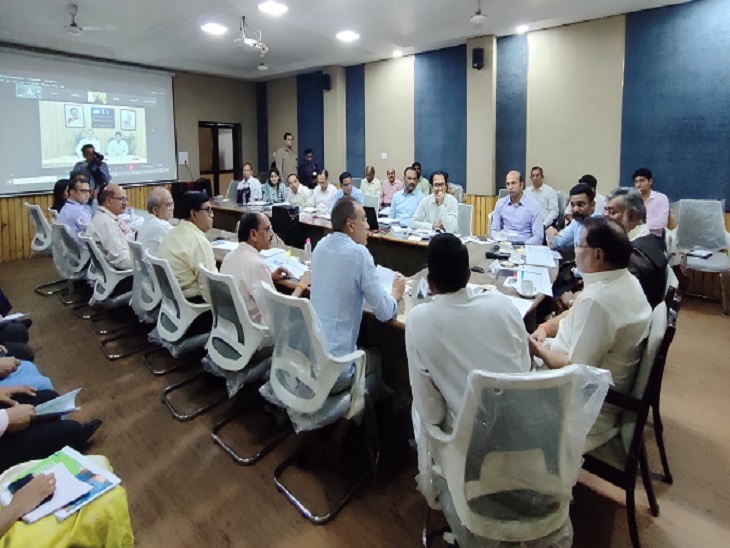 बैठक में जल जीवन मिशन के सचिव डॉ.एस.भारती दासन ,एम.डी.जल जीवन मिशन आलोक कटियार,एम.डी. स्वच्छ भारत मिशन संजय अग्रवाल,रायपुर कलेक्टर डॉ. सर्वेश्वर मौजूद थे।