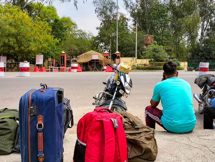 यह फोटो छुट्टी से लौटे जवानों की है। आने-जाने पर रोक की वजह से उन्हें मिलिट्री स्टेशन के बाहर इंतजार करना पड़ा।