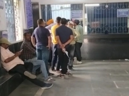 लोगों से मनमानी कीमत वसूल रहा था आरोपी।