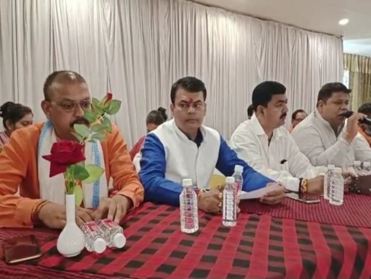 भिलाई निगम की शहर सरकार के खिलाफ बोलते भाजपा पार्षद