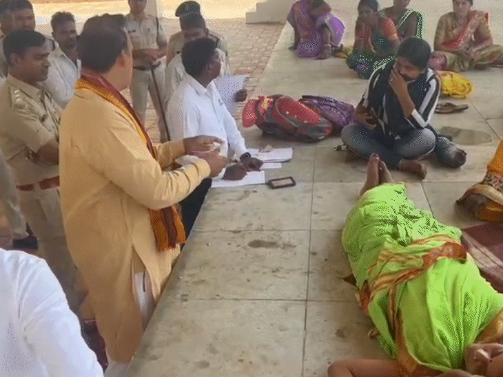 रायपुर में भाजपा नेता गौरी शंकर श्रीवास और तहसीलदार के बीच तीखी बहस बाजी हुई। - Dainik Bhaskar