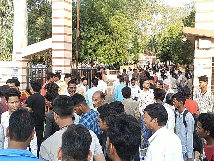 घटना के दौरान कोर्ट के बाहर मजमा लग गया था। - Dainik Bhaskar