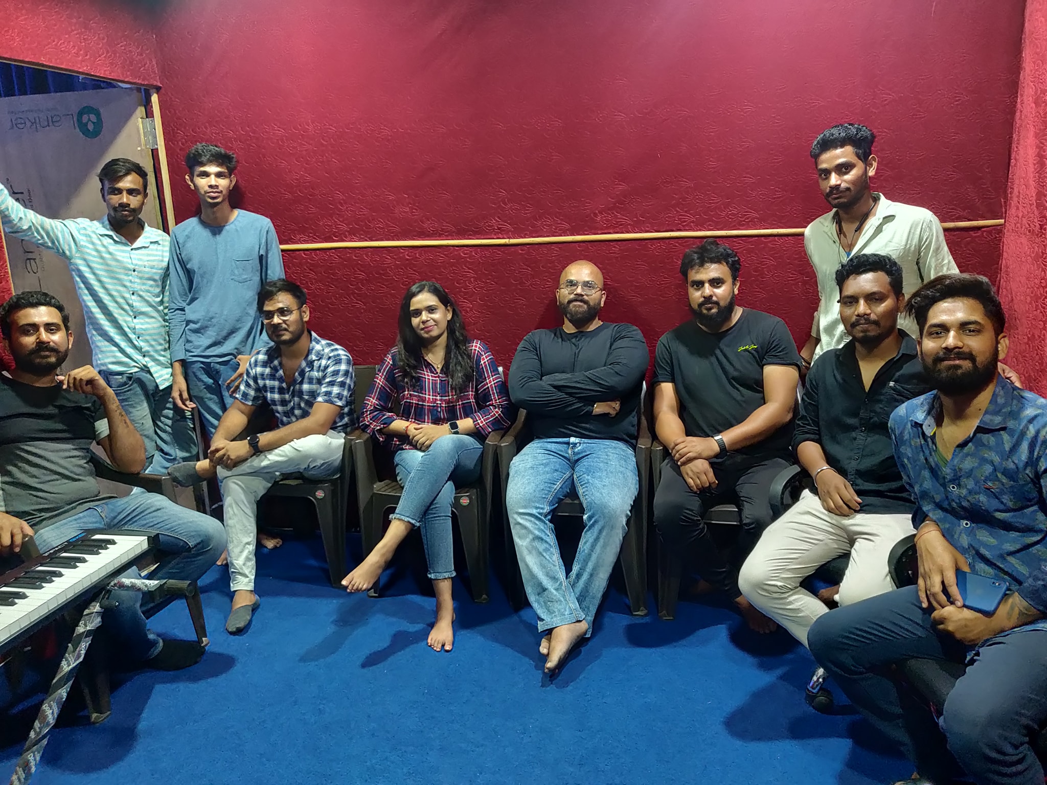 म्यूजिक डायरेक्टर मोनिका वर्मा और तुषांत अपनी टीम के साथ।