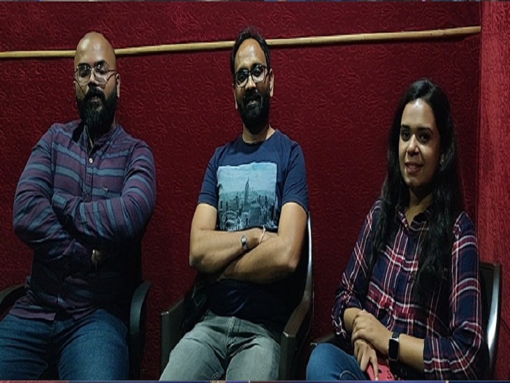 फिल्म “ले चलहू अपन दुवारी' गाने के म्यूजिक डायरेक्टर तुषांत कुमार एक प्राइवेट इंस्टीट्यूट में प्रोफेसर भी हैं।