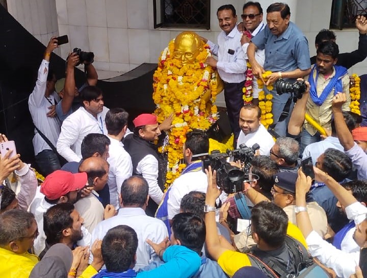 यूपी के पूर्व सीएम और समाजवादी पार्टी के अध्यक्ष अखिलेश यादव व भीम आर्मी प्रमुख चंद्रशेखर ने महू में बाबा साहेब की प्रतिमा पर माल्यार्पण किया।