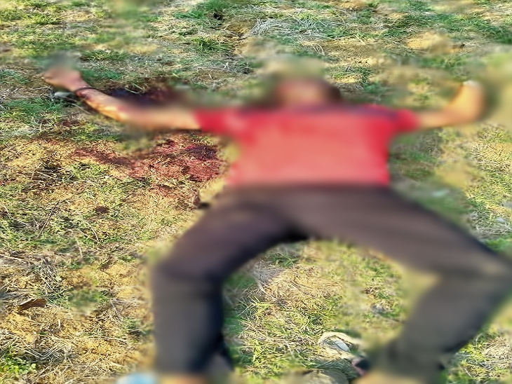 खेत में इस हालत में मिली युवक की लाश, हाथ का कटा हुआ था पंजा।