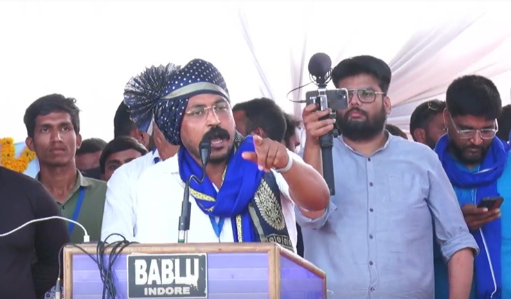 भीम आर्मी प्रमुख चंद्रशेखर आजाद ने महू में आजाद मैदान पर एक सभा को संबोधित किया।