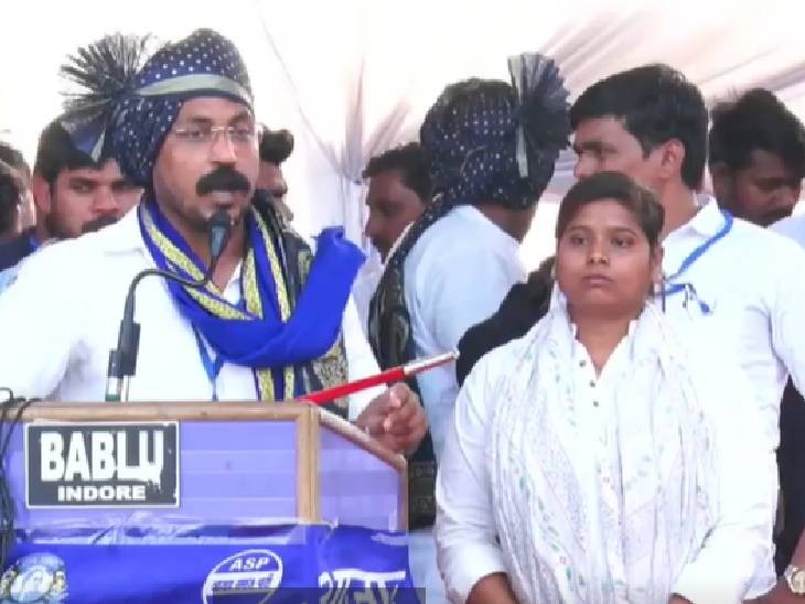 नेमावर में परिवार की हत्या की सीबीआई जांच के लिए पैदल यात्रा निकालने वाली भारती को रावण ने मंच पर बुलाया।