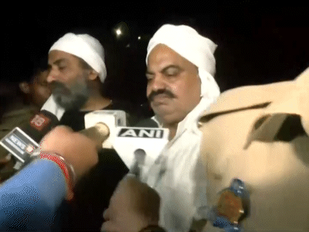 तस्वीर शनिवार रात 10:35 बजे की है, जब अतीक मीडिया से बात कर रहा था। उसी वक्त उसके सिर में बेहद करीब से गोली मारी गई।