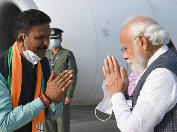प्रधानमंत्री नरेंद्र मोदी का प्रयागराज आगमन पर स्वागत करते गणेश केसरवानी। (फाइल फोटो)