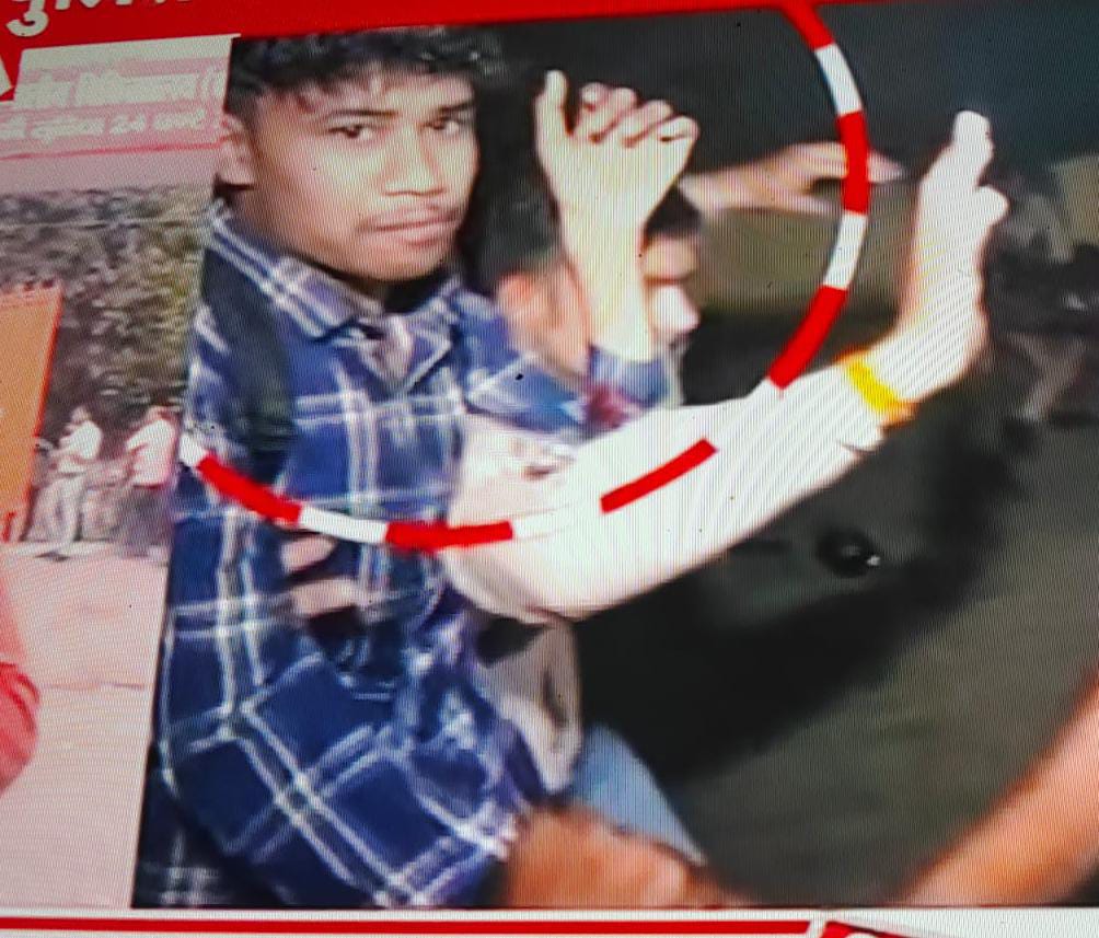 कासगंज निवासी अरुण मौर्य की यह तस्वीर अतीक और अशरफ हत्याकांड के ठीक बाद की है।