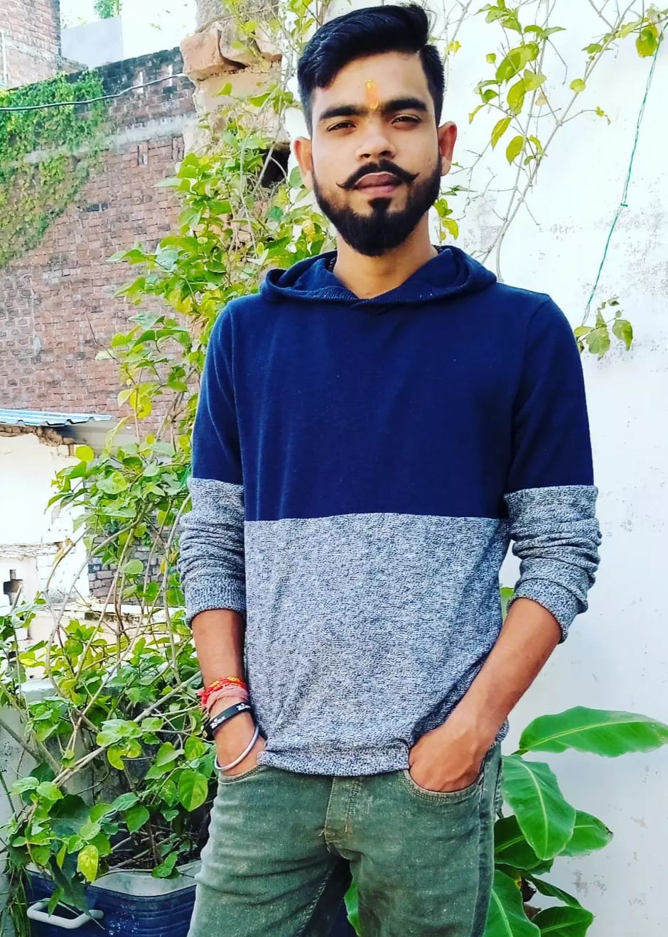 फोटो लवलेश तिवारी की है। उसके पिता यज्ञ तिवारी बस चलाते हैं।