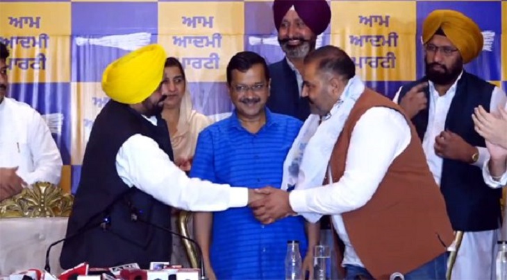 मुख्यमंत्री भगवंत मान, अरविंद केजरीवाल के साथ सुशील रिंकू की फाइल फोटो - Dainik Bhaskar