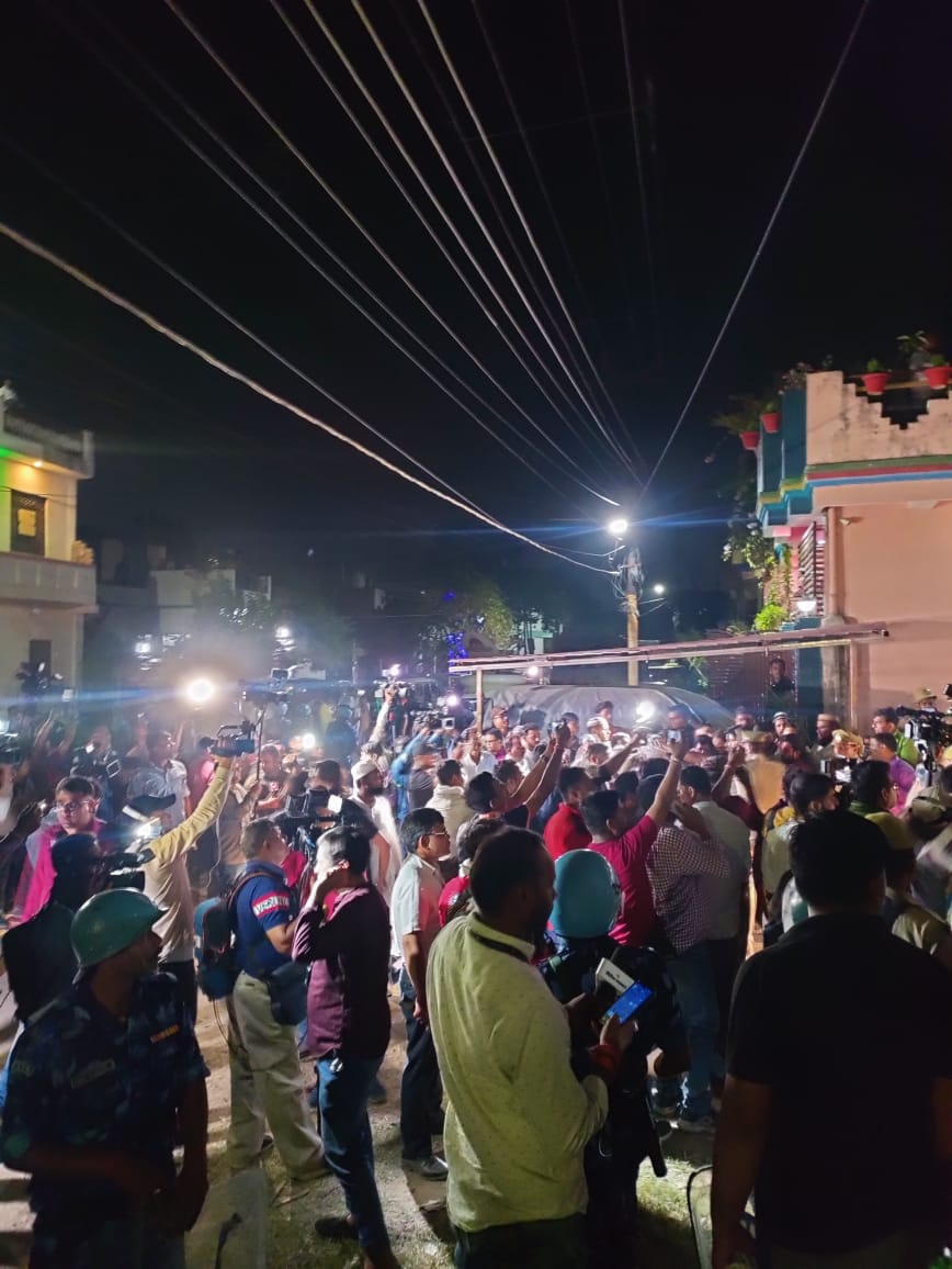 मीडियाकर्मियों को कब्रिस्तान के बाहर तक जाने दिया गया। हालांकि उनके नाम और मोबाइल नंबर नोट किए जा रहे थे।
