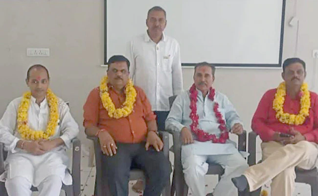 फोटो 16 अगस्त 2022 की है, जब बिलकिस केस के दोषियों को जेल से रिहा होने के बाद गोधरा में सम्मानित किया गया था।