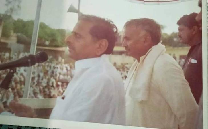 मुलायम सिंह के साथ मंच पर हरिशंकर तिवारी। मुलायम सिंह उस वक्त रक्षा मंत्री थे।