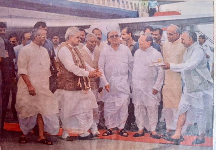 तत्कालीन प्रधानमंत्री अटल बिहारी वाजपेयी का स्वागत करने आगे बढ़ते हरिशंकर तिवारी।