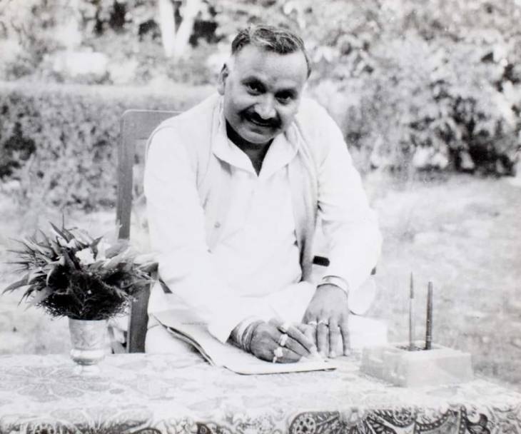 हरिशंकर तिवारी खुद को ब्राह्मणों का नेता कहते थे। उनके घर ‘हाता’ में लगने वाले दरबार में प्रॉपर्टी विवाद सुलझाने से लेकर ठेकों तक का फैसला होता था।