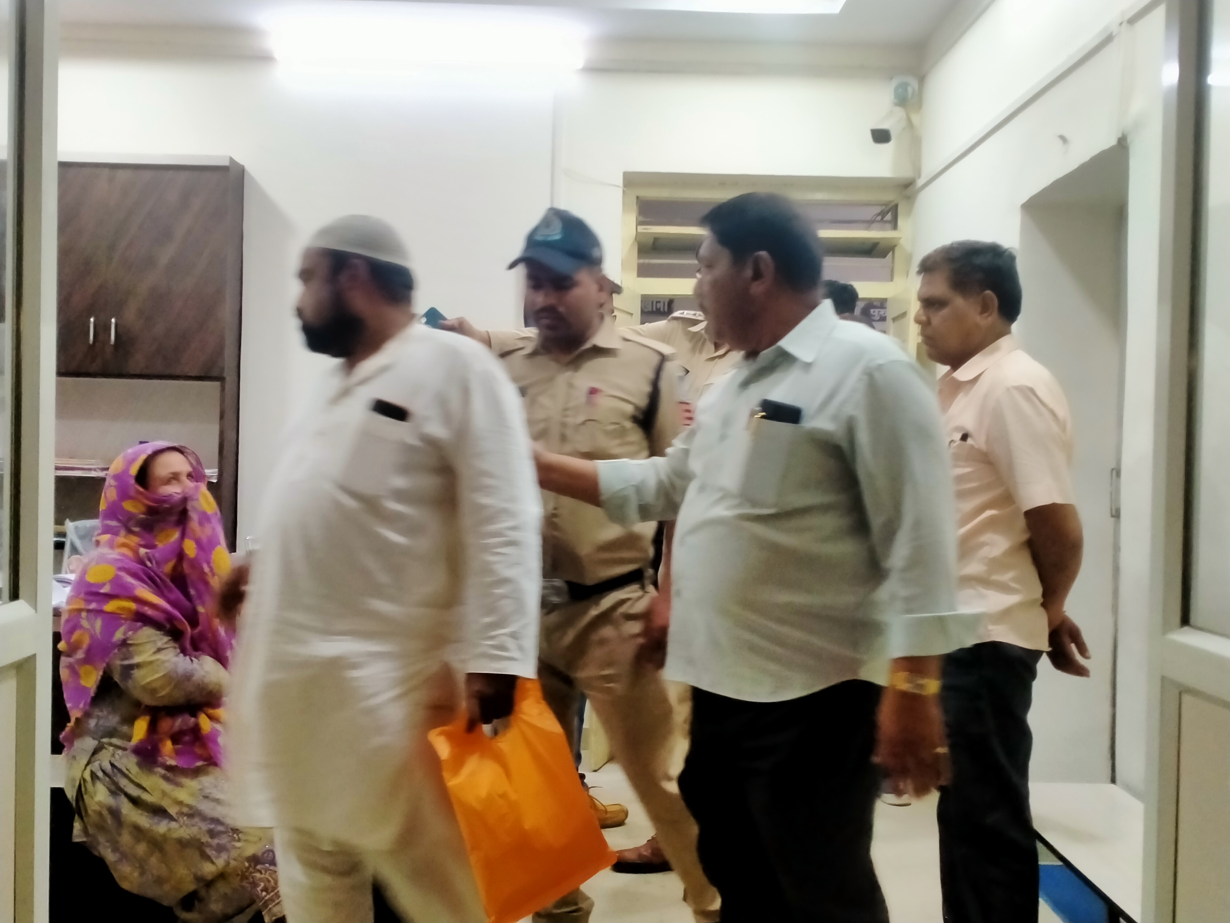 पुलिस ने हालात पर काबू पाते हुए शहर में धारा 144 लगा दी है।