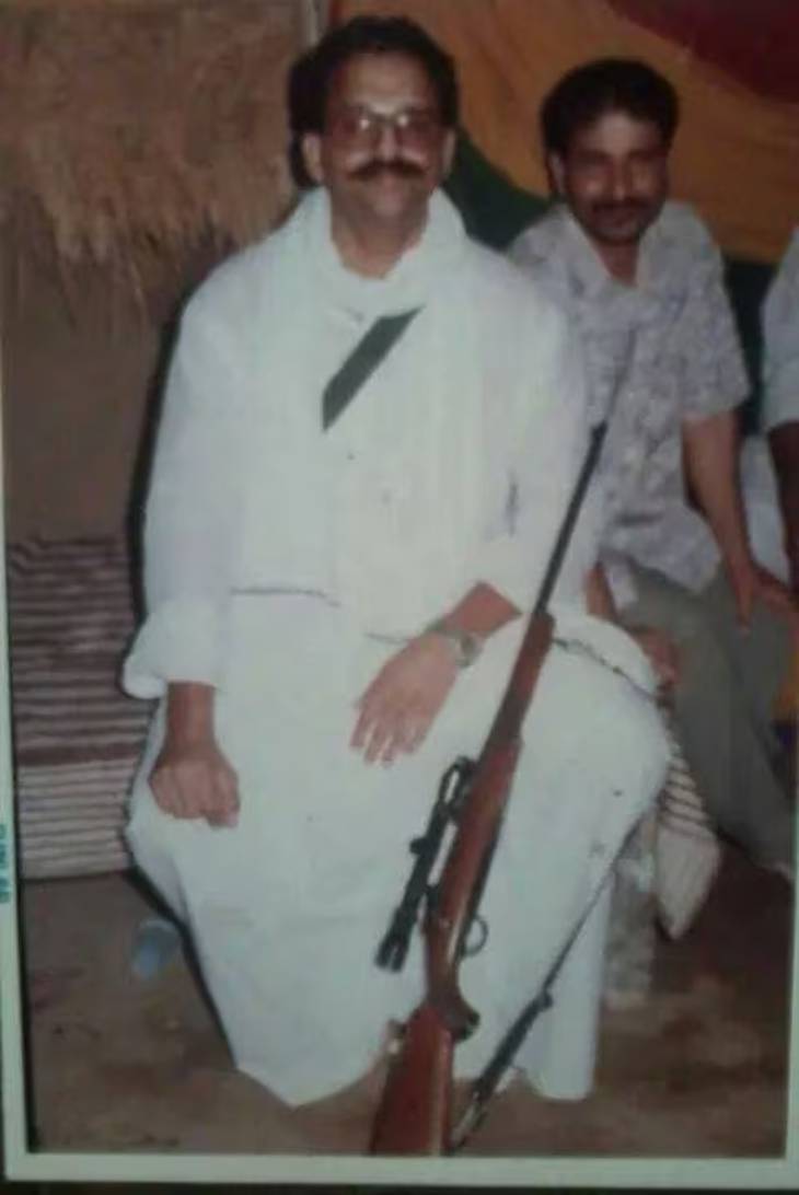 मुख्तार अंसारी को बंदूकों के साथ फोटो खिंचवाने का बड़ा शौक रहा है।