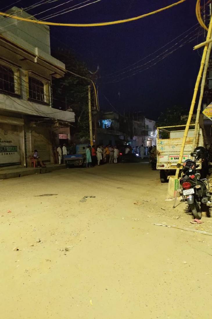 प्रयागराज में सभी दुकानें बंद रहीं। लोग घरों के बाहर भी निकलने से बच रहे थे।