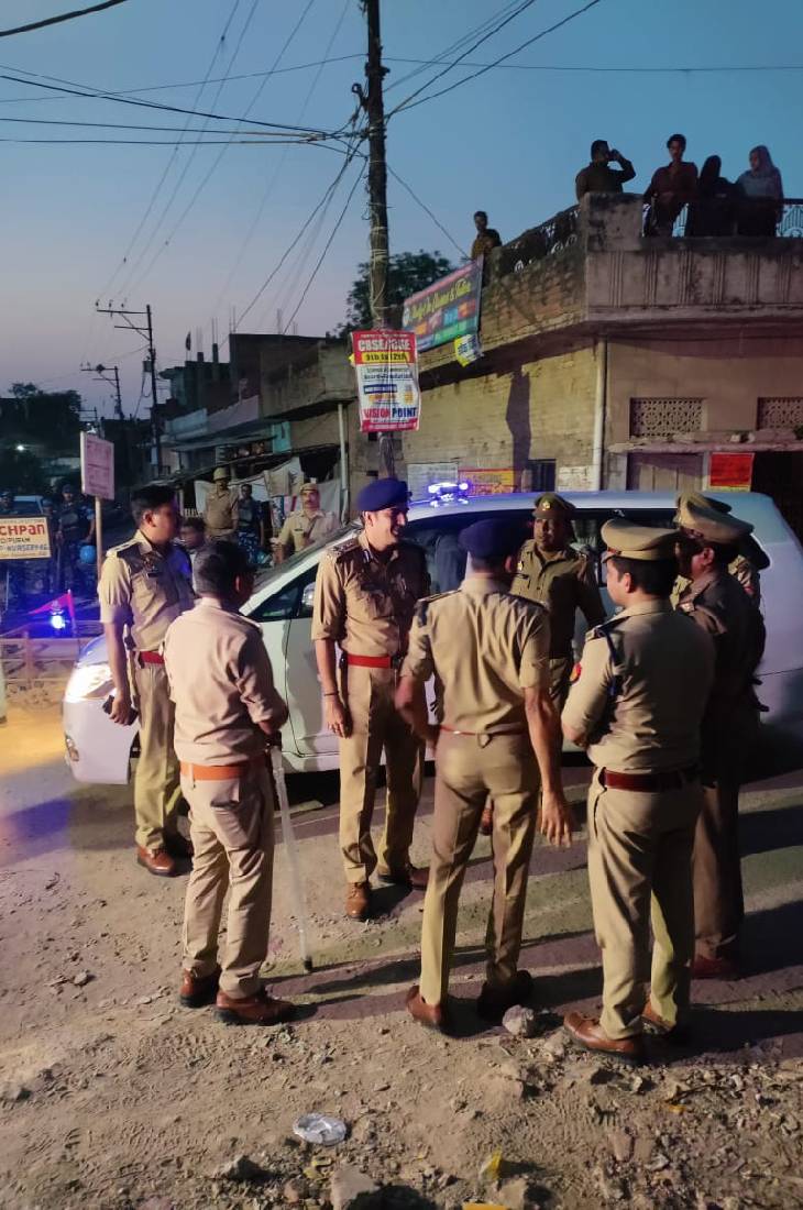 चकिया इलाके में लोगों को घरों में ही रहने की हिदायत दी जा रही थी। बाहर पुलिस का सख्त पहरा दिखा। ऐसे में लोग छतों से पूरे मामले पर नजर बनाए थे।
